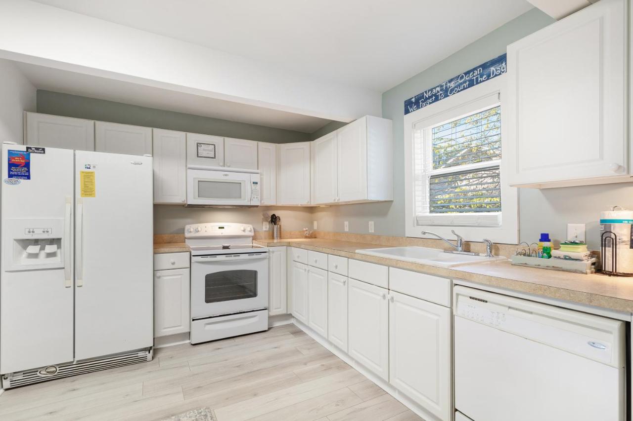 | Salty Shack Unit B - Salty Shack - Dog Friendly Home - Across from the Beach - Central Location!