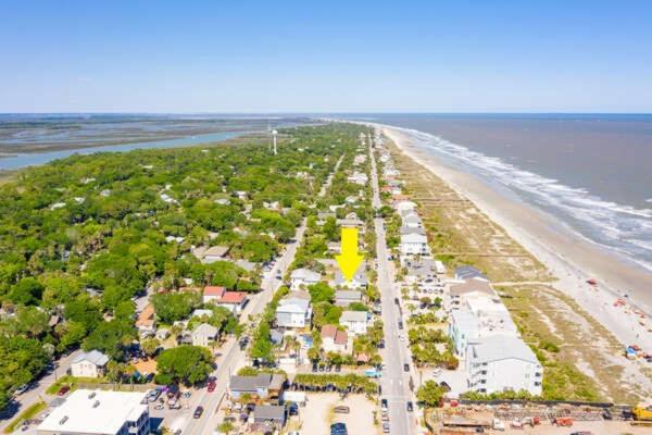 | Salty Shack Unit C - Salty Shack - Dog Friendly Home - Across from the Beach - Central Location!