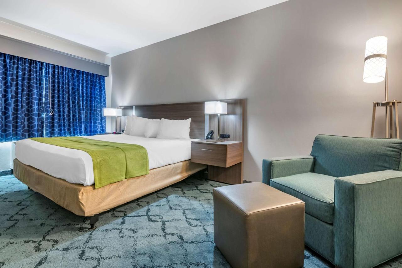 King Room with Roll-In Shower - Disability Access at Best Western Plus Lakeland