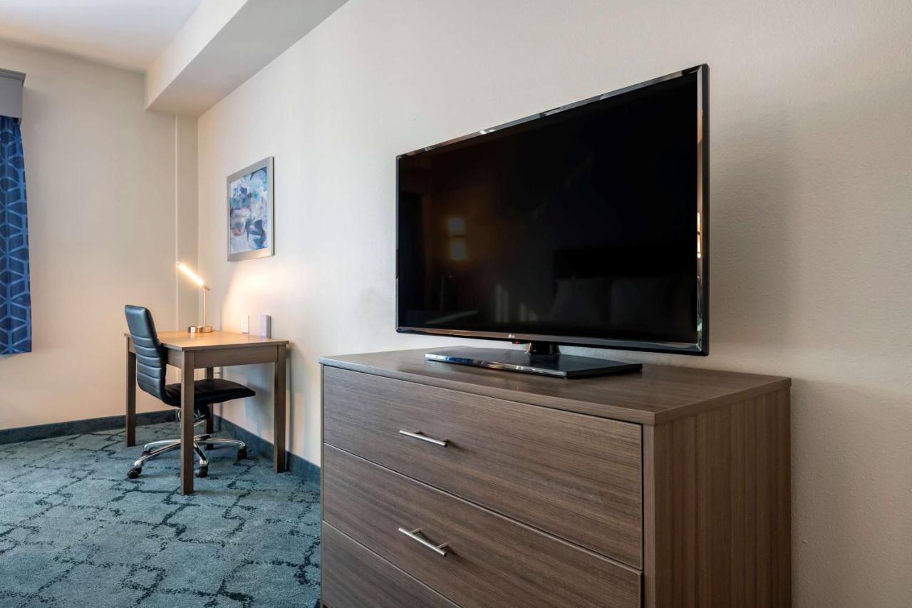 King Room with Roll-In Shower - Disability Access at Best Western Plus Lakeland