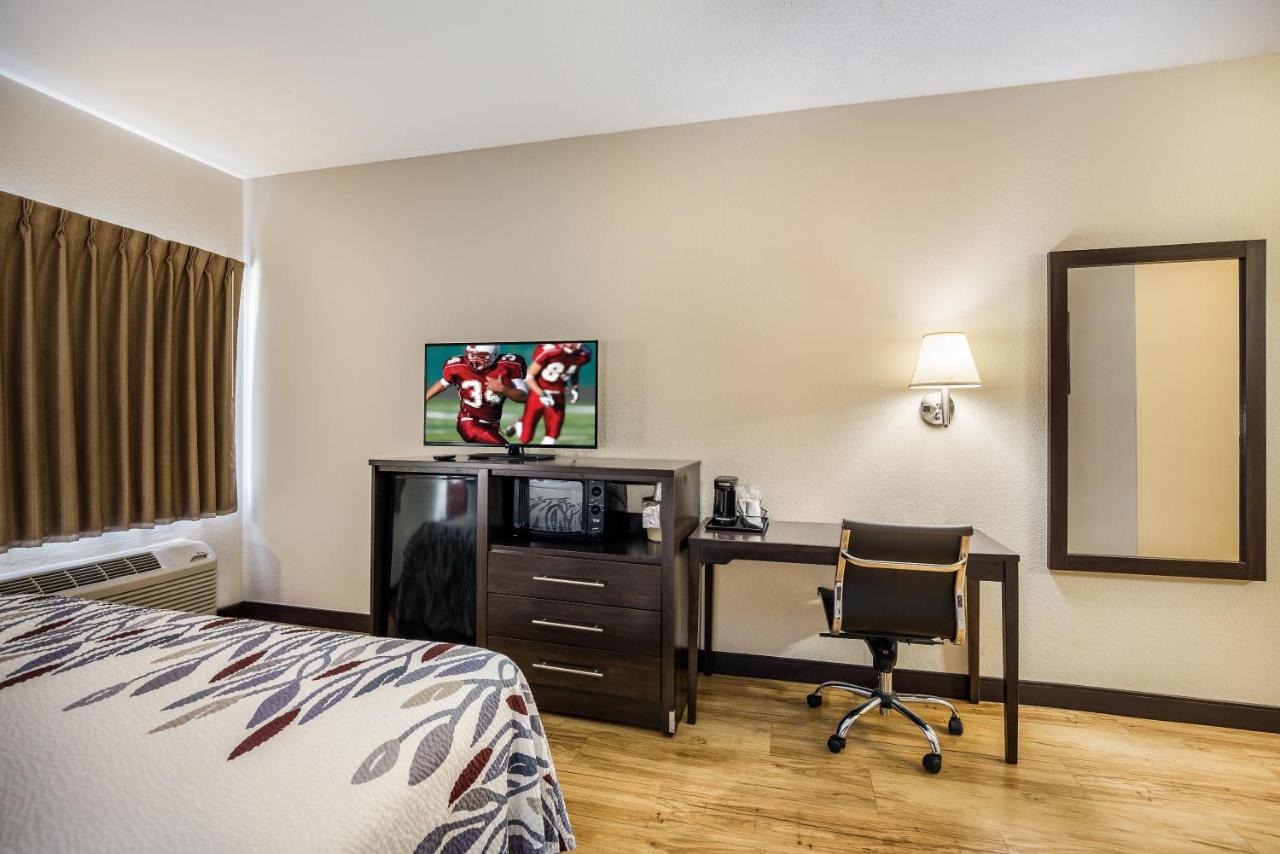 Deluxe King Room - Smoke Free at Red Roof Inn St Louis - Troy, IL