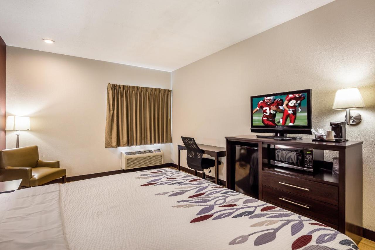 Superior King Room - Smoke Free at Red Roof Inn St Louis - Troy, IL