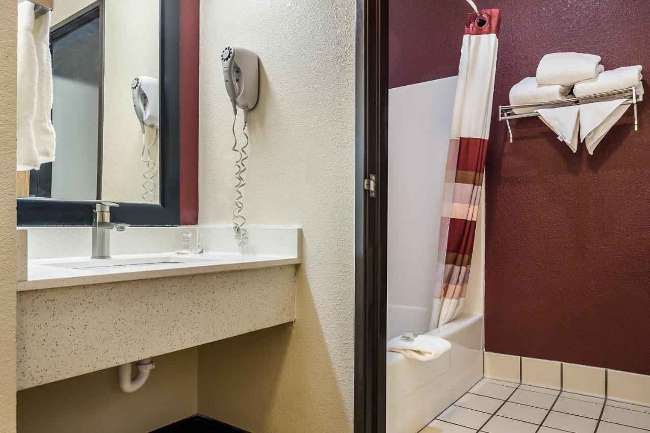 Deluxe King Room - Smoke Free at Red Roof Inn St Louis - Troy, IL