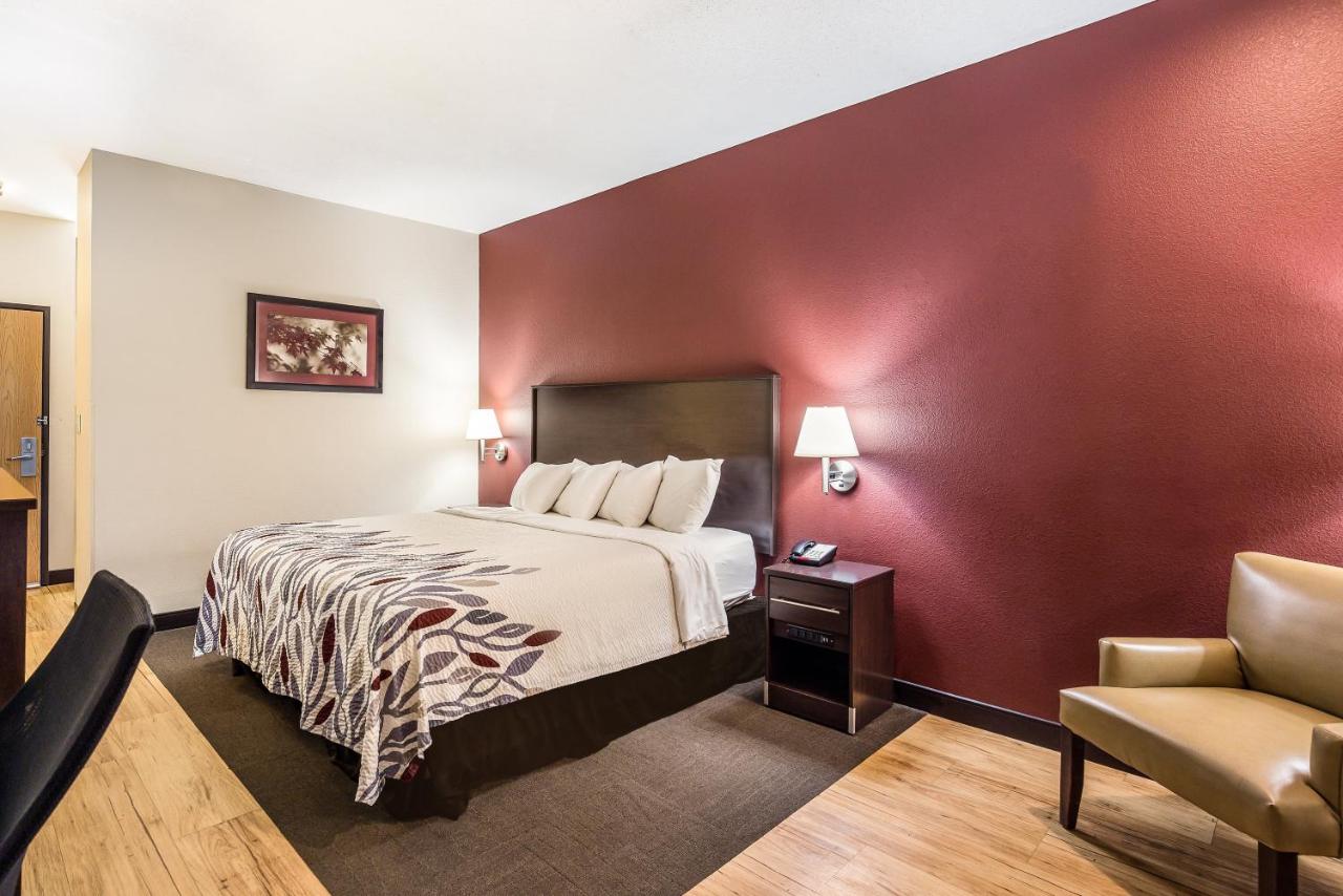 Superior King Room - Smoke Free at Red Roof Inn St Louis - Troy, IL