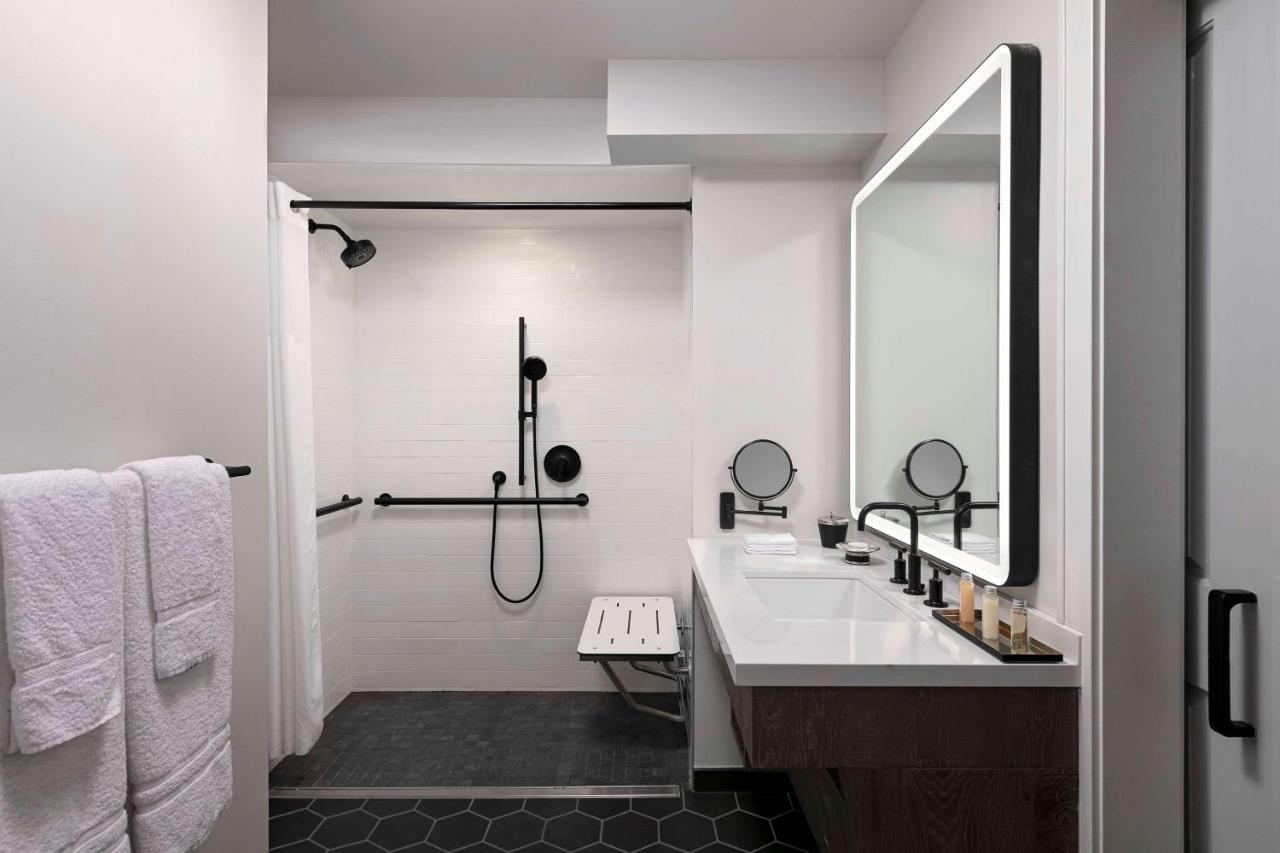 King Room with Roll-In Shower - Disability Access at The Royal Sonesta Chicago Downtown