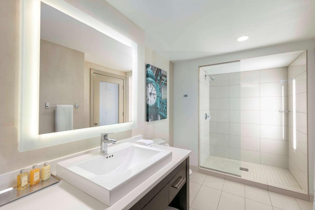 Columbus Studio - Accessible Roll-In Shower / Hearing Accessible at The Royal Sonesta Chicago Downtown