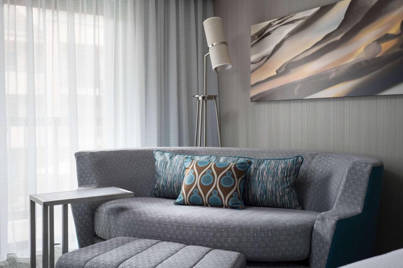 Deluxe King with Balcony at Sonesta Select Los Angeles LAX El Segundo