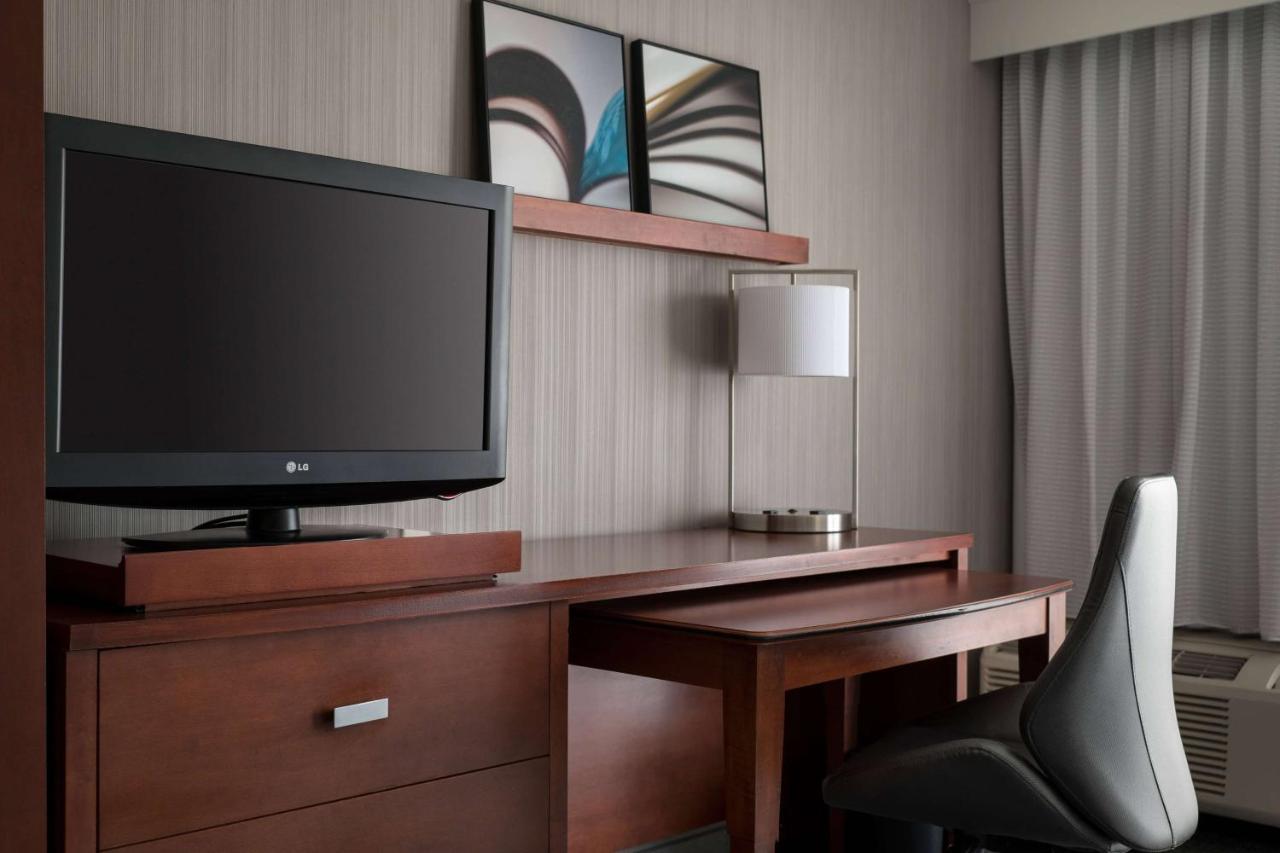 Deluxe King with Balcony at Sonesta Select Los Angeles LAX El Segundo