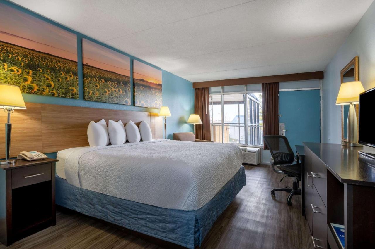 King Room - Non-Smoking at Days Inn by Wyndham Perrysburg/Toledo