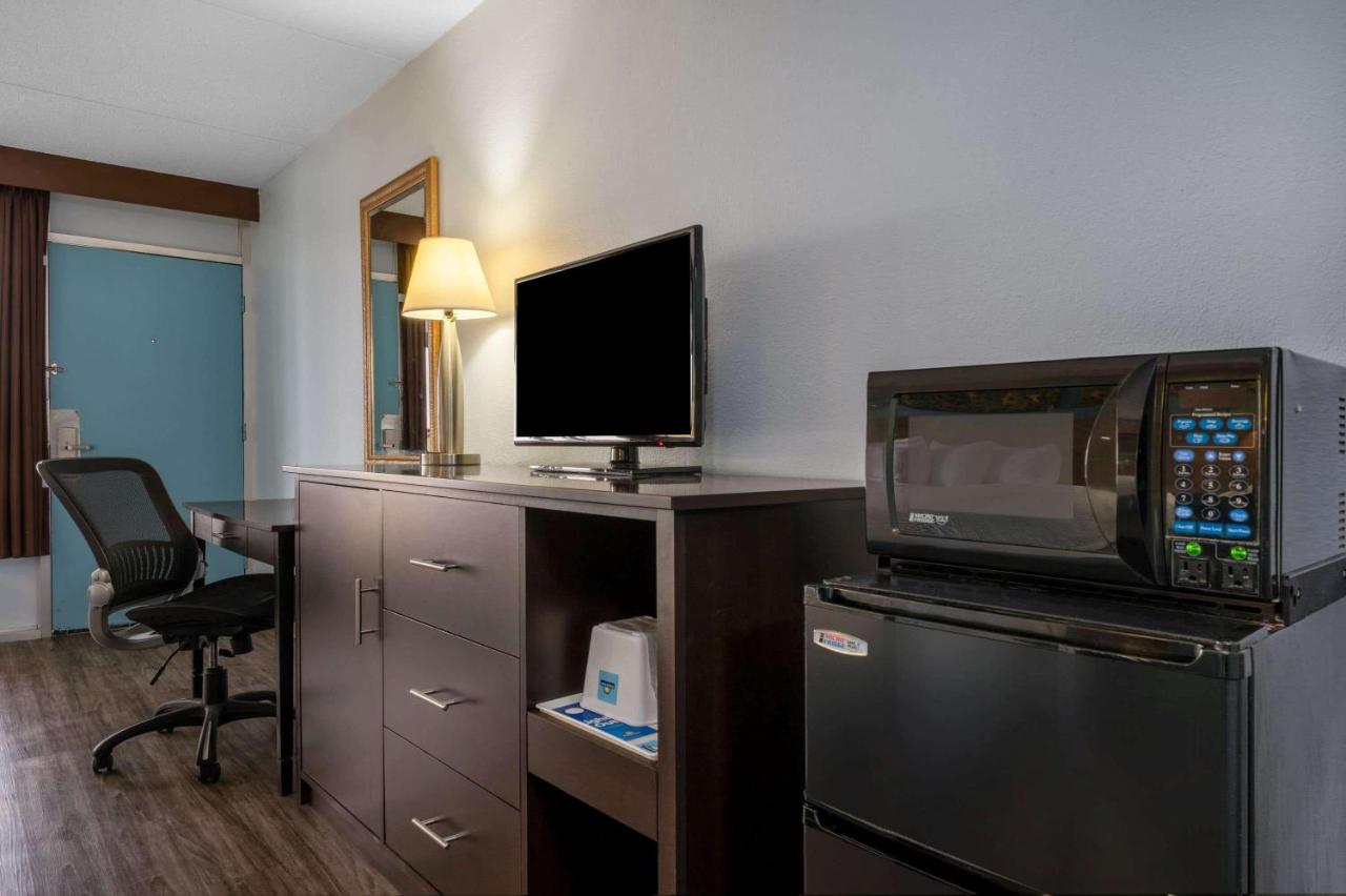 King Room - Non-Smoking at Days Inn by Wyndham Perrysburg/Toledo
