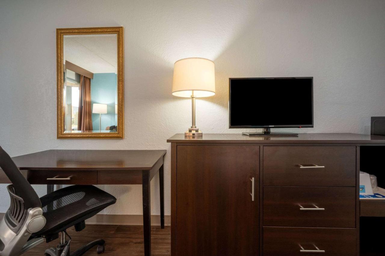 Double Room with Two Double Beds - Smoking at Days Inn by Wyndham Perrysburg/Toledo