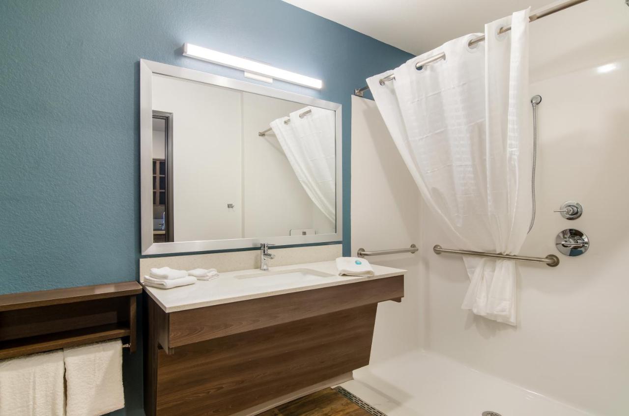 Queen Room with Roll-In Shower - Accessible/Non Smoking at WoodSpring Suites Thornton-North Denver