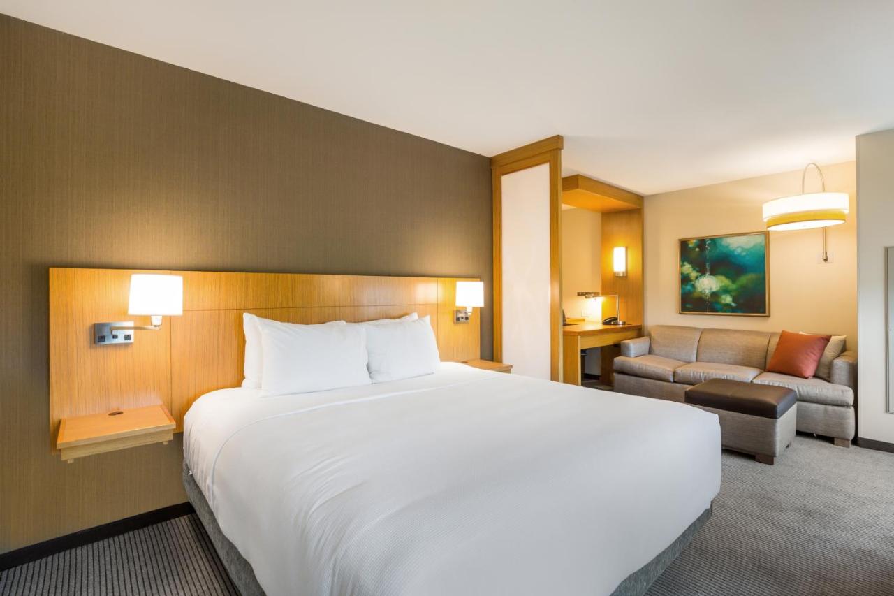 Deluxe King Room at Hyatt Place Hampton Convention Center