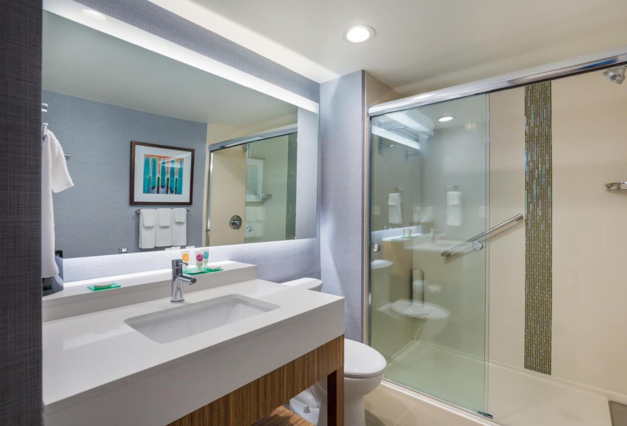 Deluxe King Room at Hyatt Place Hampton Convention Center
