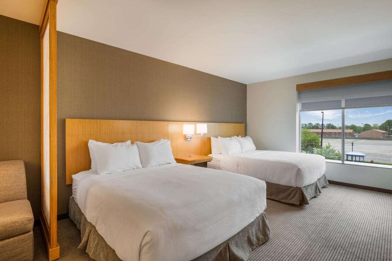 Queen Room with Two Queen Beds with Tub - Disability Access at Hyatt Place Hampton Convention Center