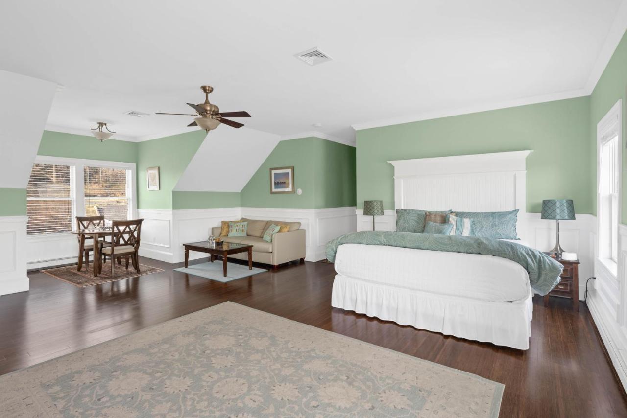 | The Beacon Waterfront Inn