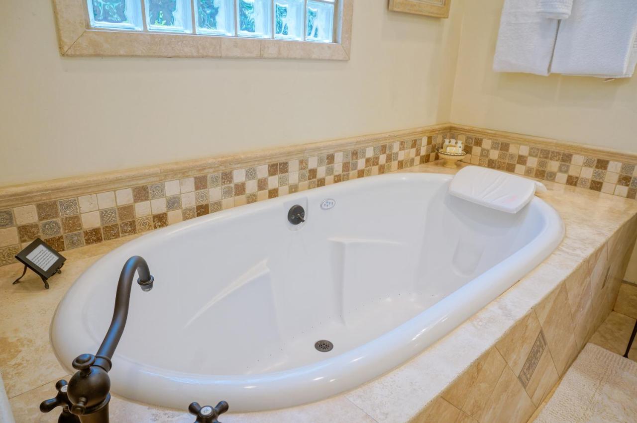Deluxe King Room with Spa Bath - 2A at Harbor House Inn