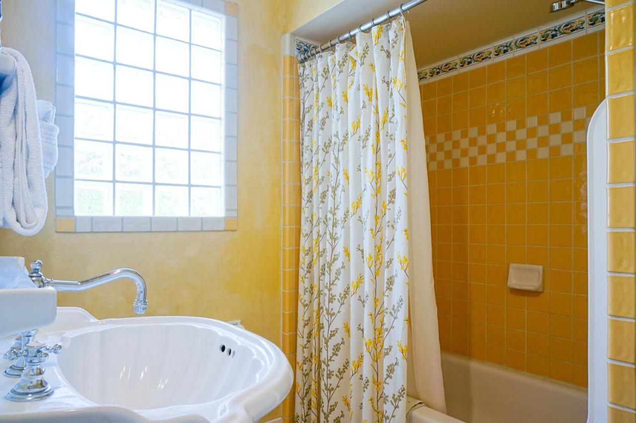 Queen Studio with Kitchen - Five at Harbor House Inn