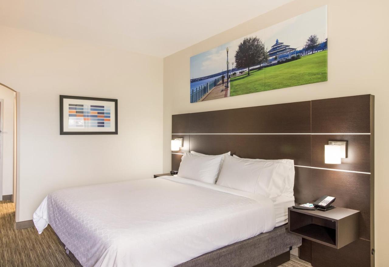 Standard King Room - Non-Smoking at Clarion Pointe New Bern