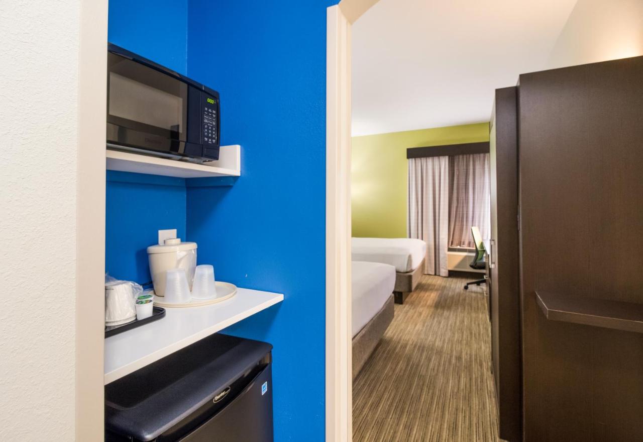 Standard Queen Room with Two Queen Beds - Non-Smoking at Clarion Pointe New Bern