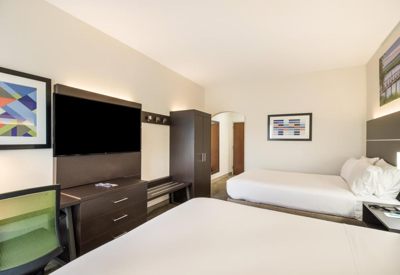 Standard Queen Room with Two Queen Beds - Non-Smoking at Clarion Pointe New Bern
