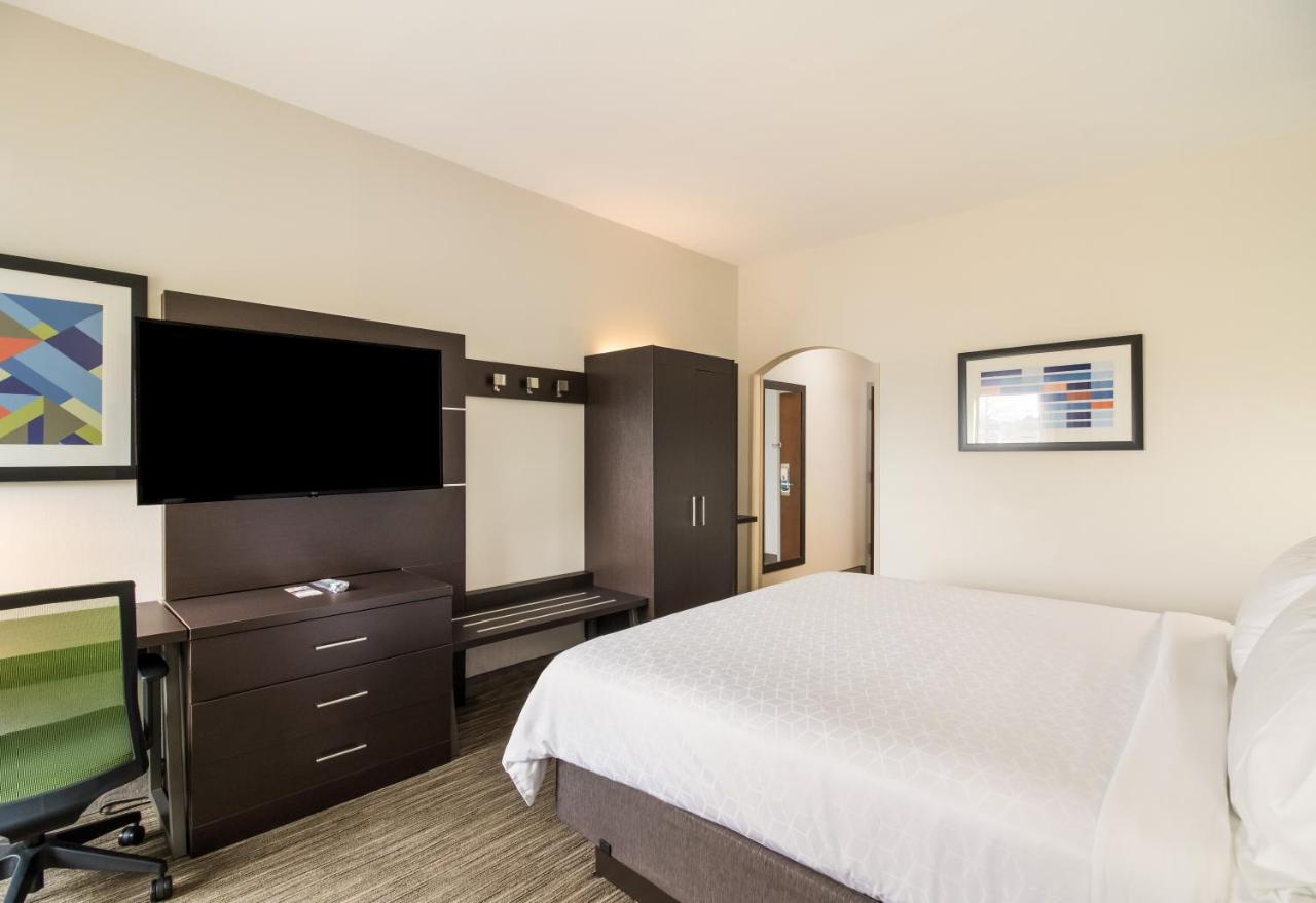 Standard King Room - Non-Smoking at Clarion Pointe New Bern
