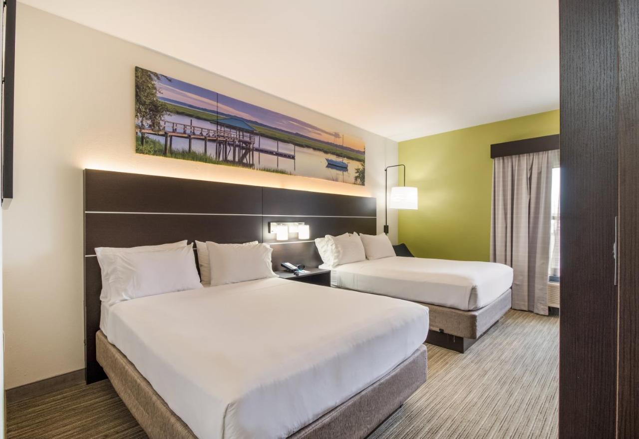 Standard Queen Room with Two Queen Beds - Non-Smoking at Clarion Pointe New Bern