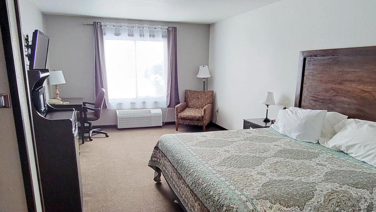 Standard King Room - Not Pet Friendly at Jasper Ridge Inn Ishpeming