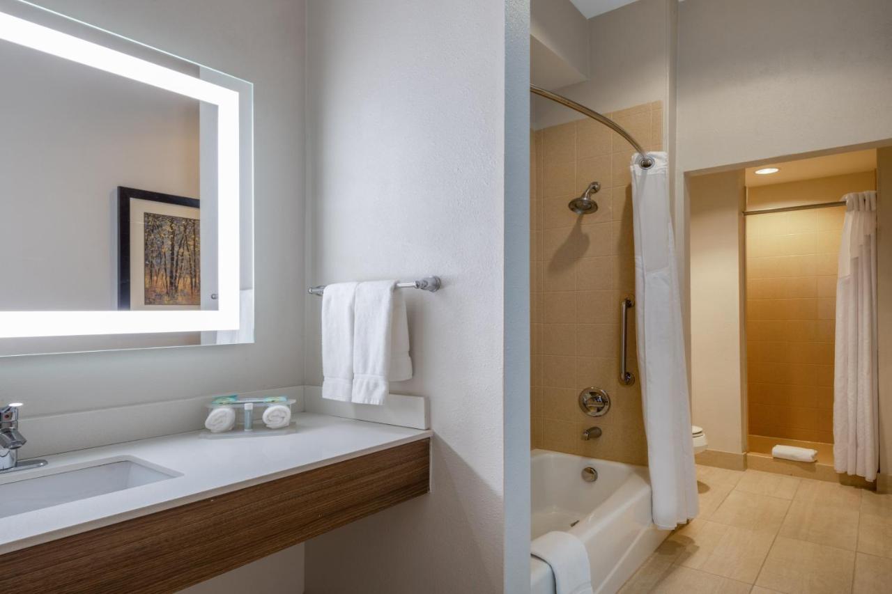 | Holiday Inn Express & Suites Dallas East - Fair Park, an IHG Hotel
