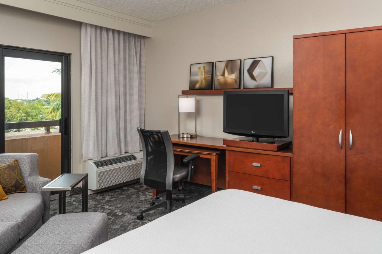 Guestroom King at Sonesta Select Miami Lakes