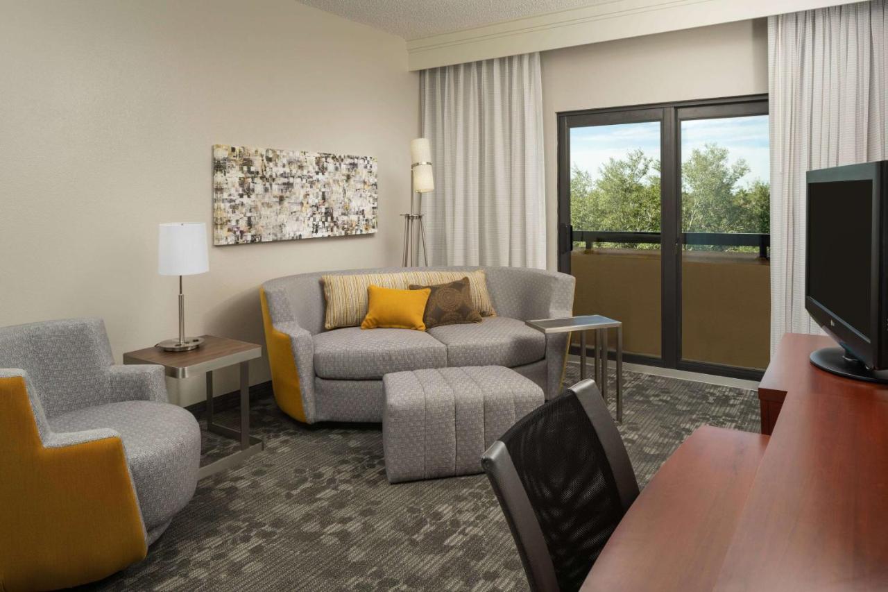 One Bedroom Suite King Tub - Mobility Accessible at Sonesta Select Miami Lakes
