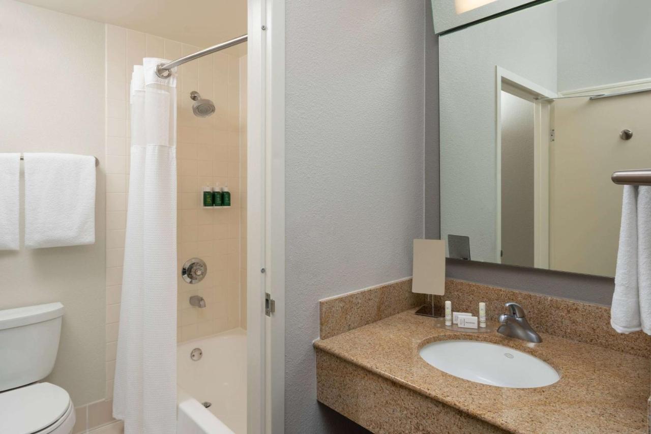 Guestroom King at Sonesta Select Miami Lakes