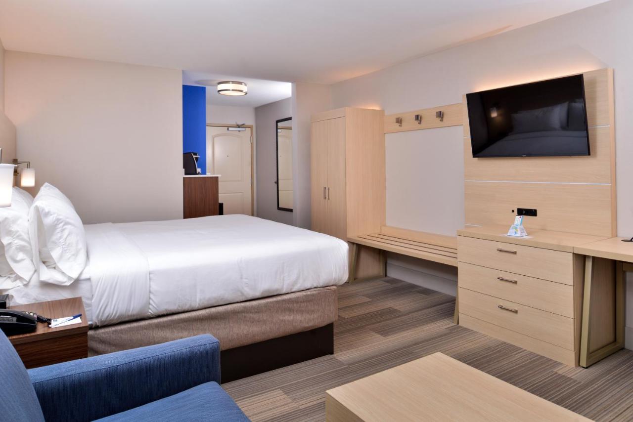 | Holiday Inn Express Hotel & Suites Cincinnati - Mason, an IHG Hotel