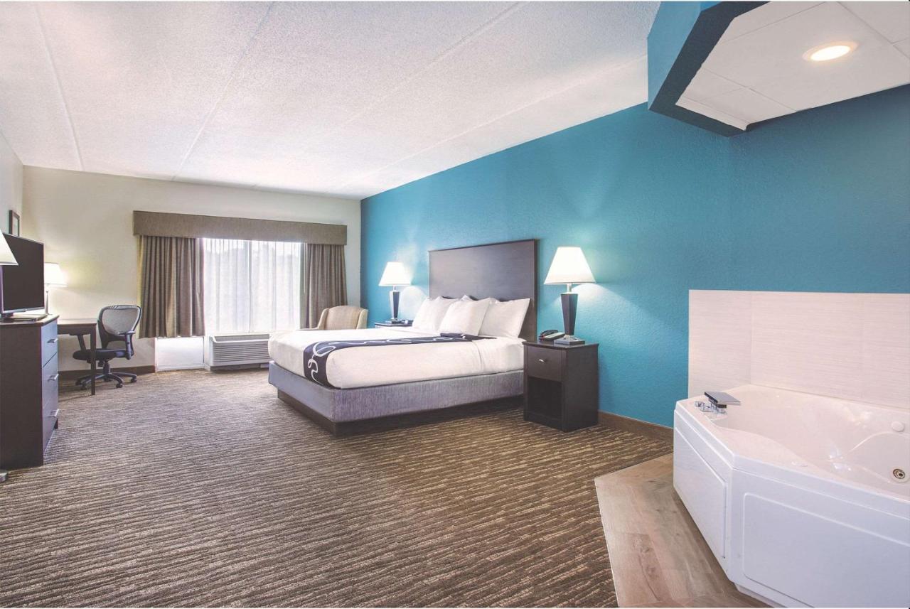 King Suite with Whirlpool - Non smoking at Comfort Inn & Suites Sarasota I75