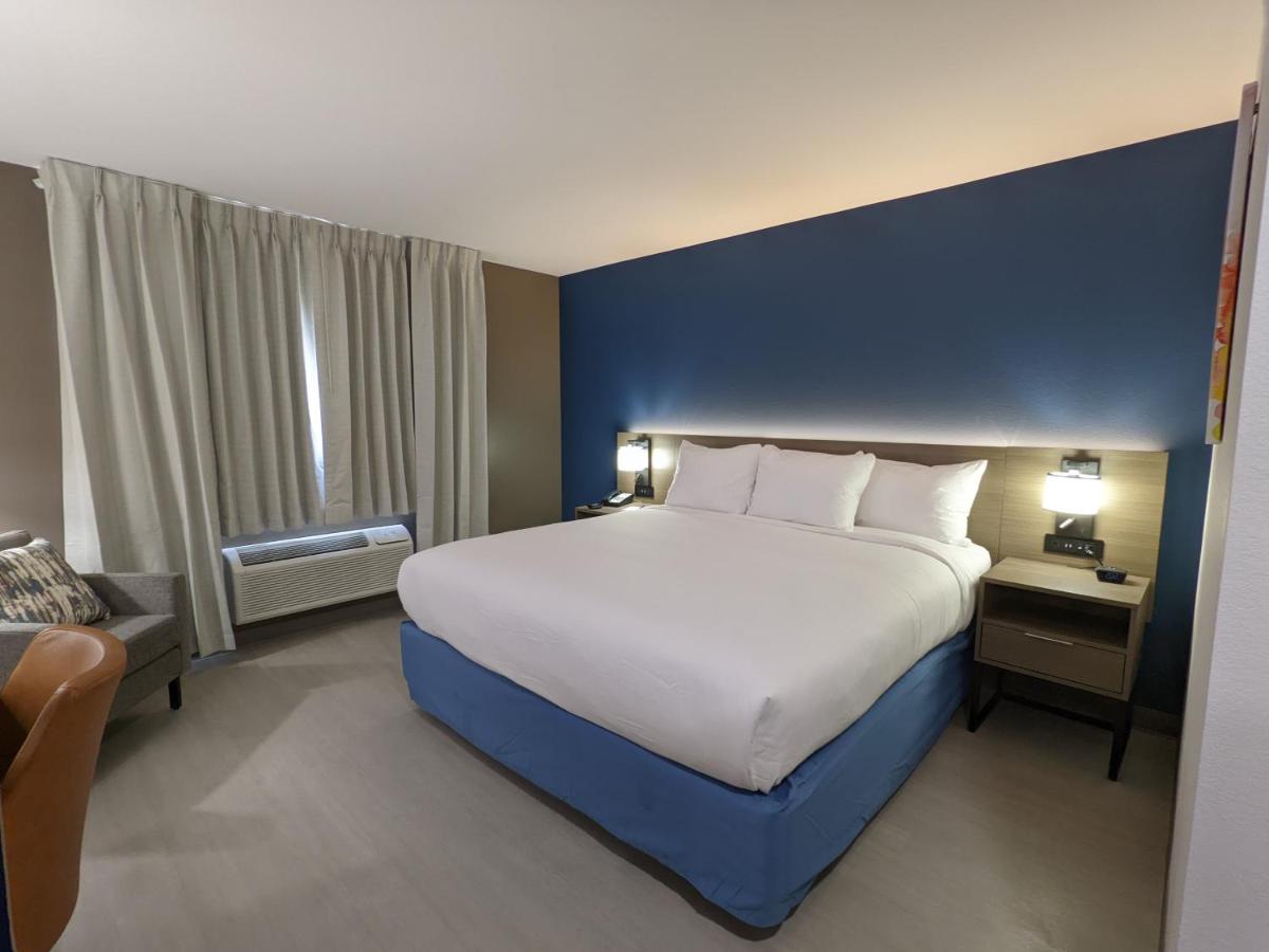 King Room - Accessible/Non-Smoking at Comfort Inn Philadelphia International Airport West