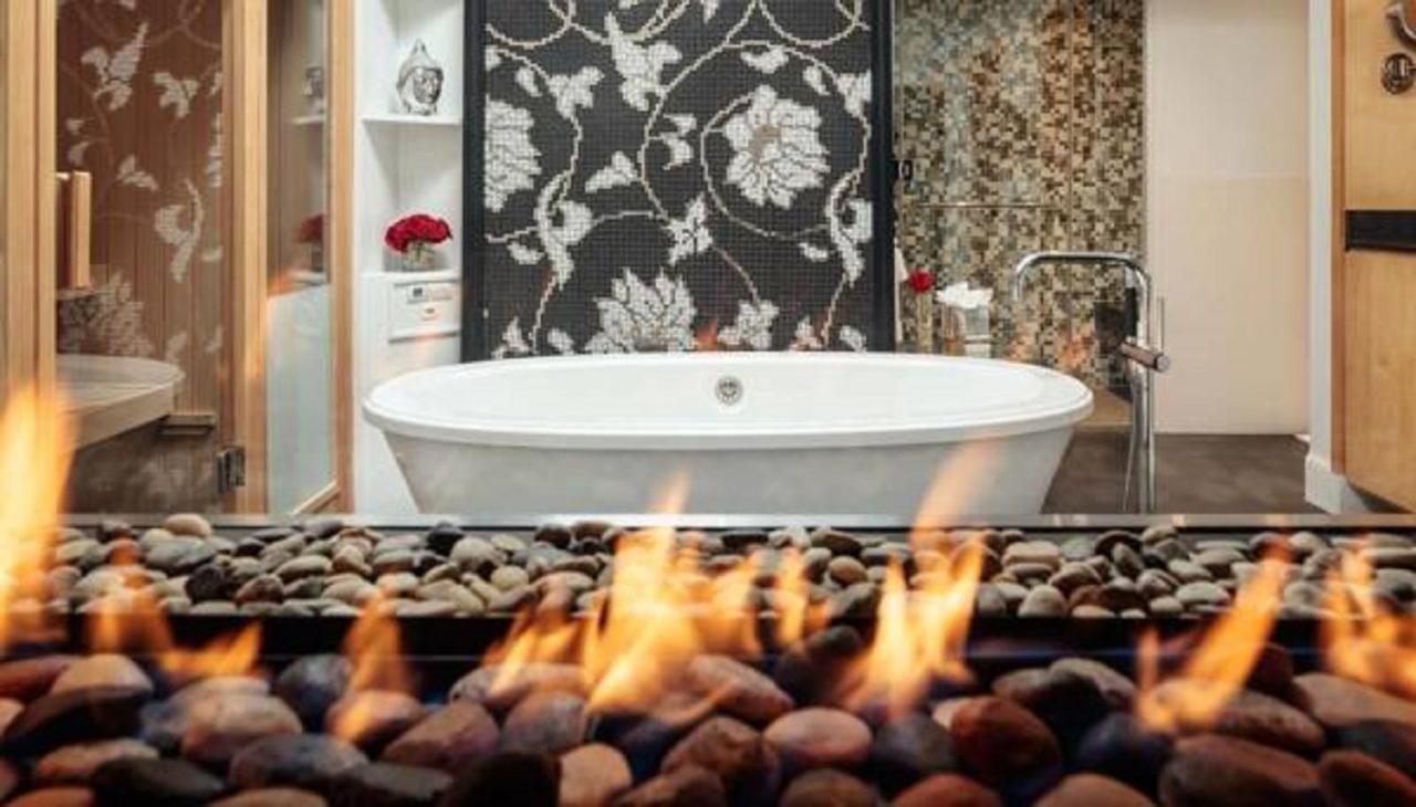| Relais Chateaux Camden Harbour Inn