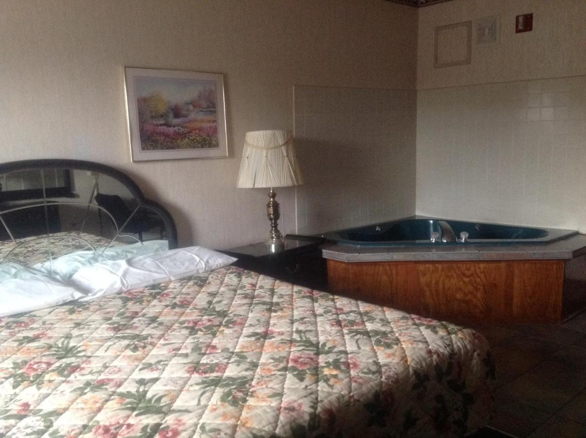 | HighWay Inn