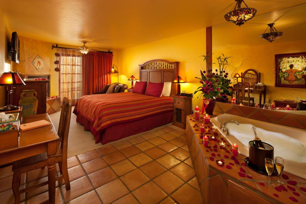 King Suite with Spa Bath at Avila La Fonda Hotel
