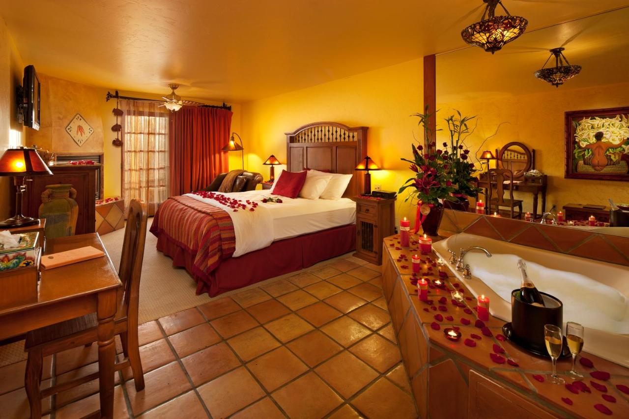 King Suite with Spa Bath at Avila La Fonda Hotel