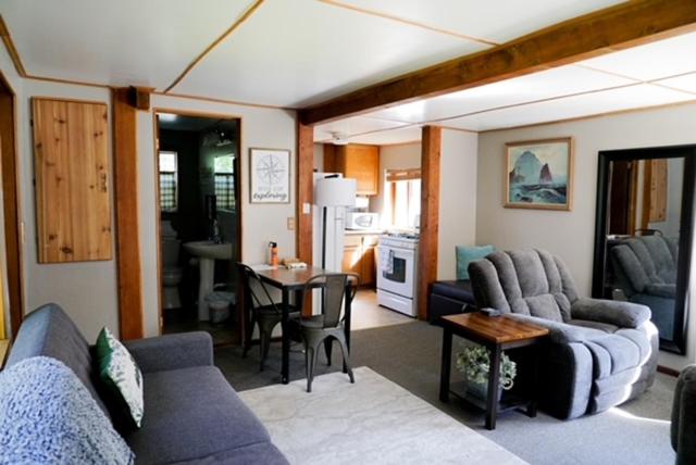 | Hope Alaska's Bear Creek Lodge
