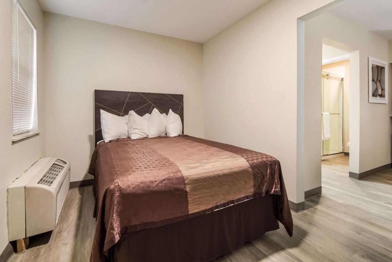 King Suite - Smoking at Quality Inn & Suites Dallas - Cityplace