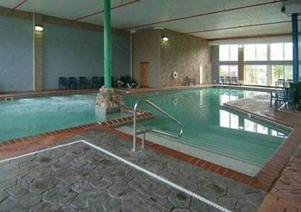 | Crown Choice Inn & Suites Lakeview and Waterpark