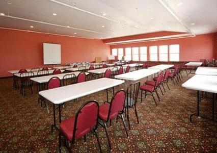 | Crown Choice Inn & Suites Lakeview and Waterpark