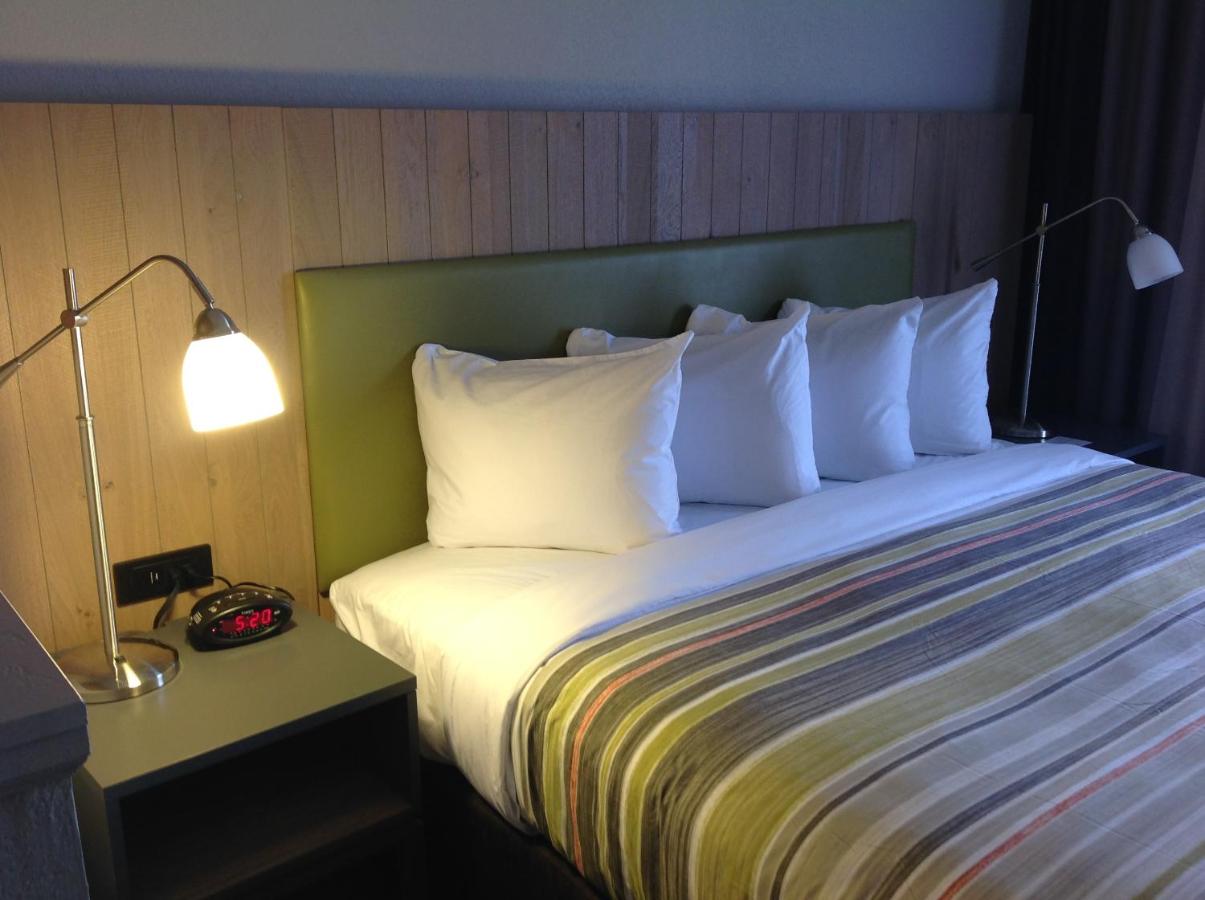 Queen Room with Two Queen Beds at Country Inn & Suites by Radisson, Jackson, TN