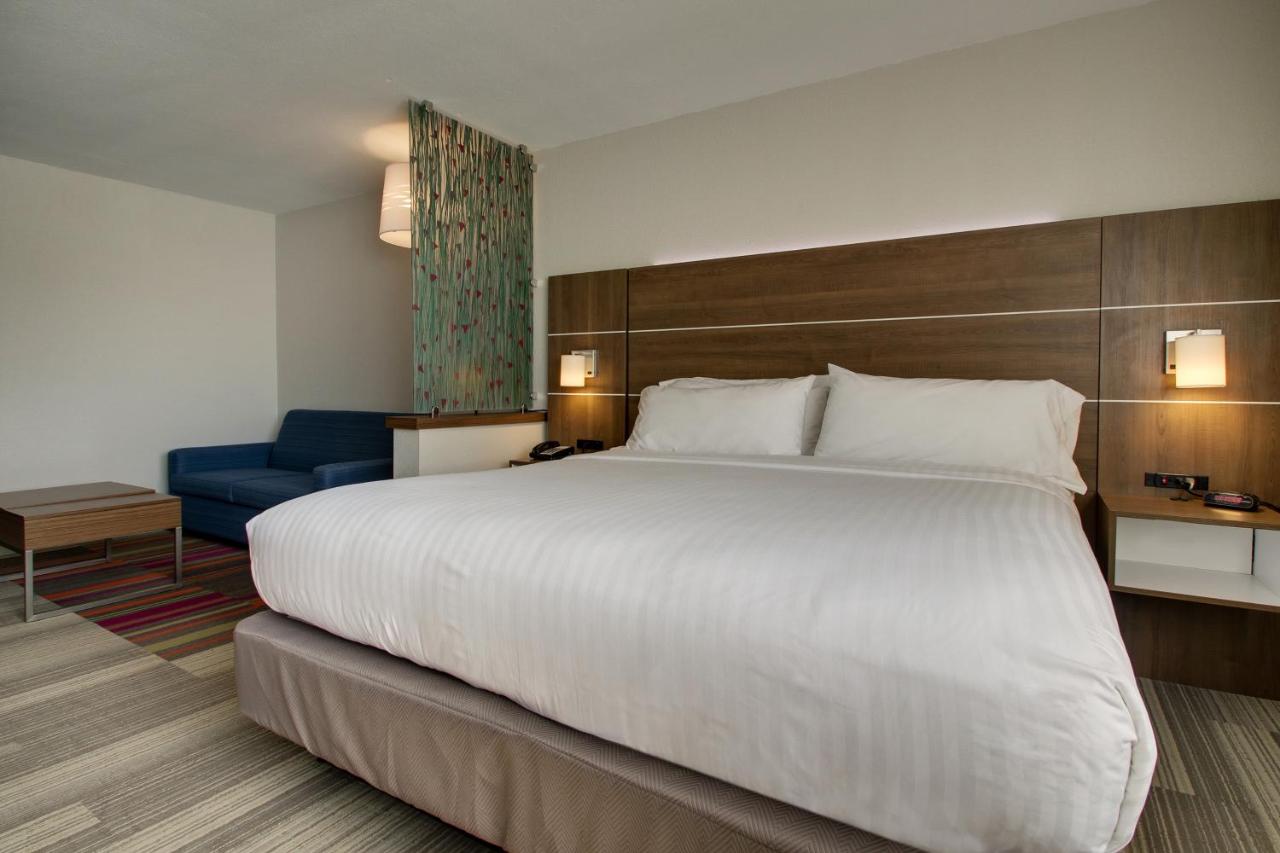 King Suite at Holiday Inn Express & Suites Wapakoneta by IHG