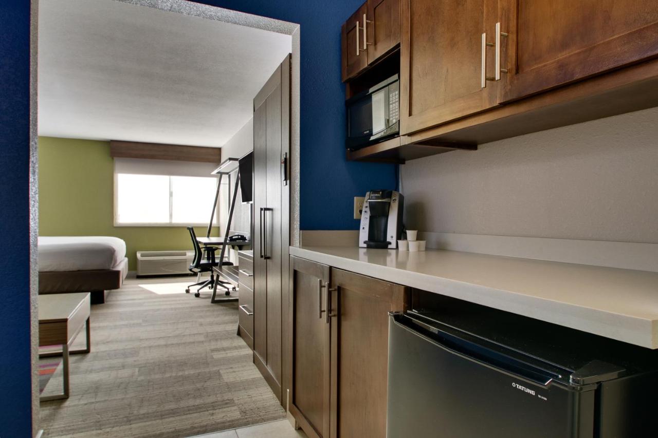 King Suite at Holiday Inn Express & Suites Wapakoneta by IHG