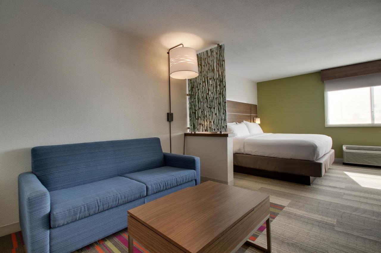 King Suite at Holiday Inn Express & Suites Wapakoneta by IHG