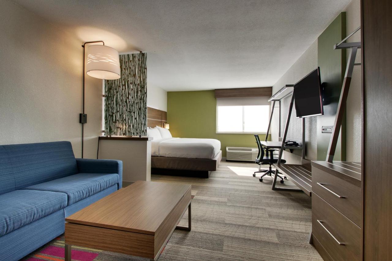 King Suite at Holiday Inn Express & Suites Wapakoneta by IHG