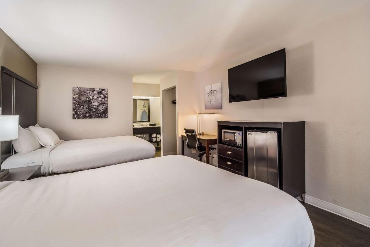 Rodeway Inn & Suites