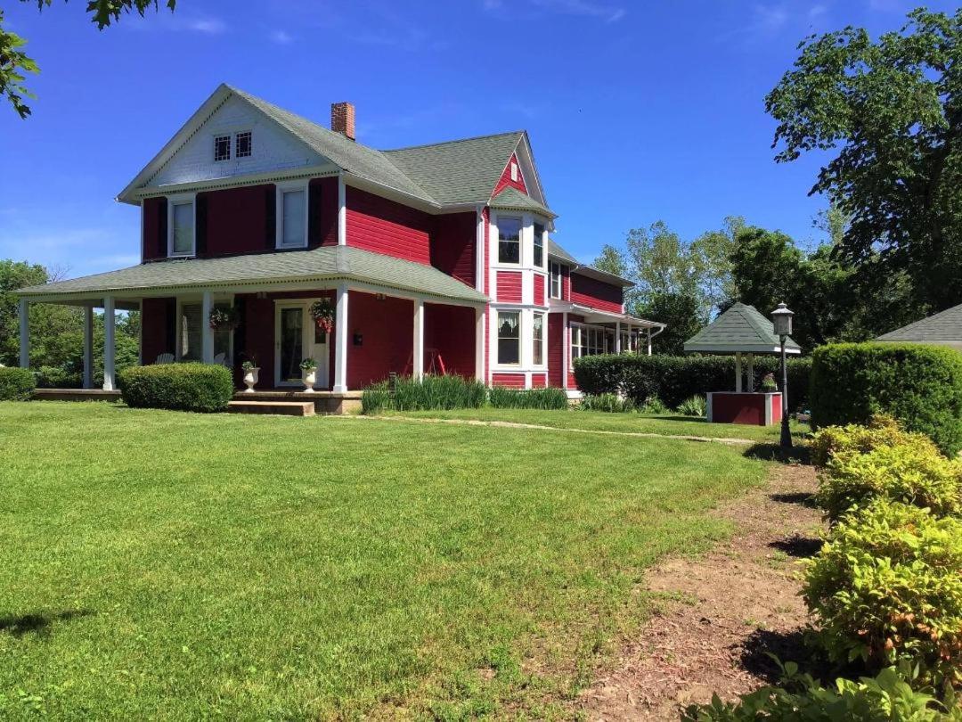 | Plain & Fancy Bed & Breakfast